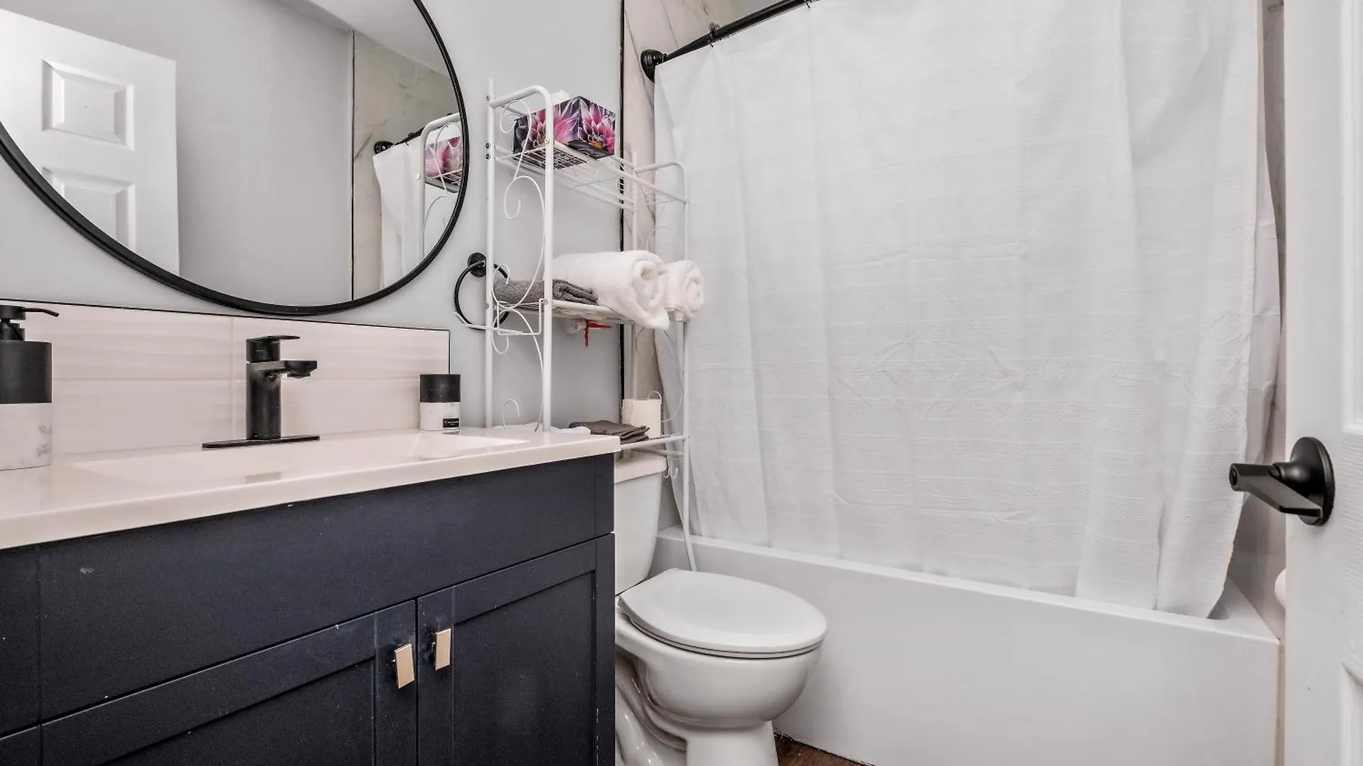 Apartment Centrestreet-Cozy Petfriendly 4Bedsuite 04Entire Calgary Canada